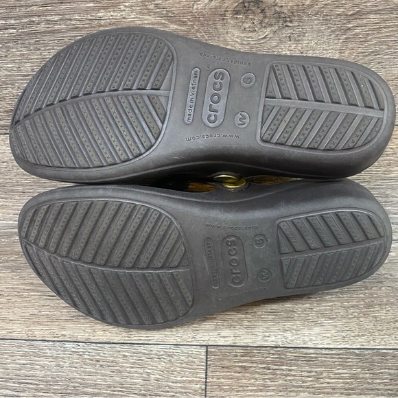 Crocs Sarah Brown Gold Metal block Women’s Wedge Sandals Flip Flops Size 6 Shoes - Picture 10 of 11